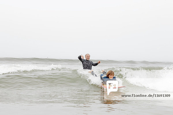 Surflehrer und Schüler auf dem Meer