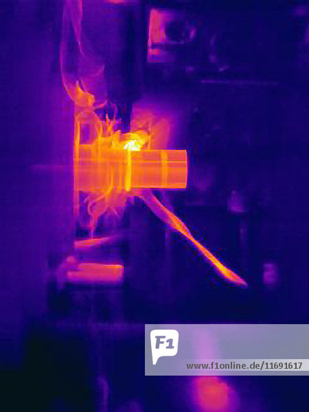 Wärmebild eines Teils  das auf der Drehmaschine gedreht wird  mit Erwärmung des Schneidwerkzeugs  des Teils und der Späne