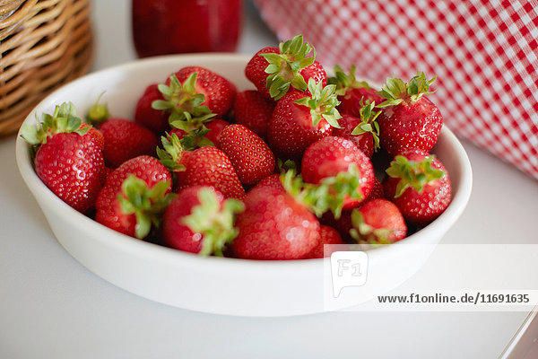 Nahaufnahme einer Schale Erdbeeren