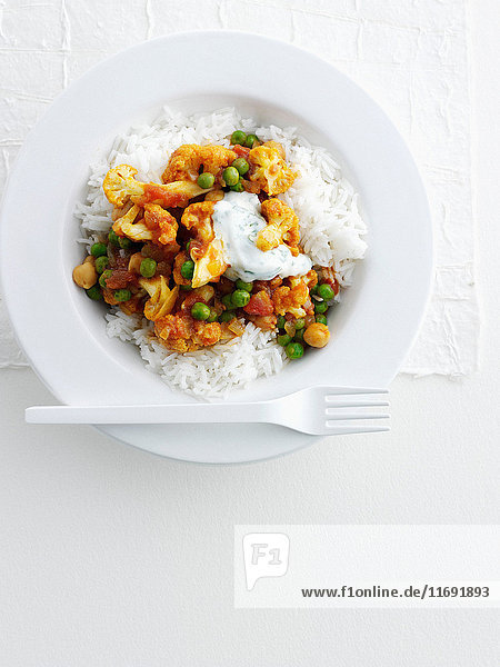 Teller mit indischem Kichererbsen-Curry