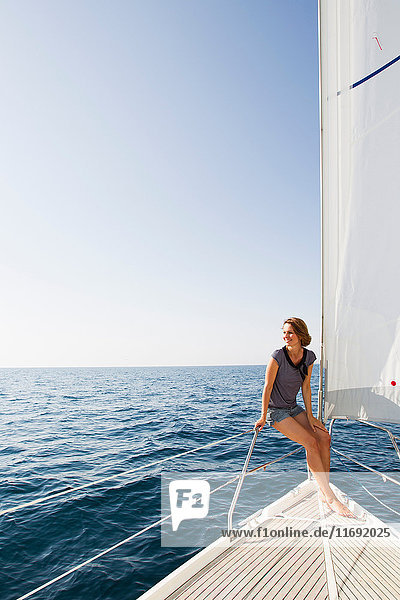 Lächelnde Frau sitzt auf Boot