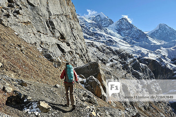 Trekkerin auf dem Wanderweg  Thorung La  Nepal