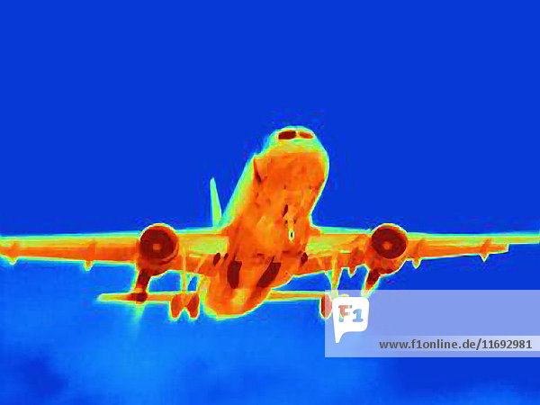 Wärmebild eines Flugzeugs am Himmel