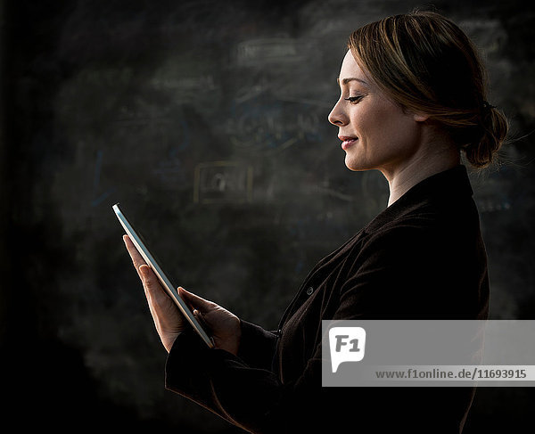 Geschäftsfrau mit digitalem Tablet