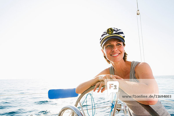 Lächelnde Frau steuert Boot