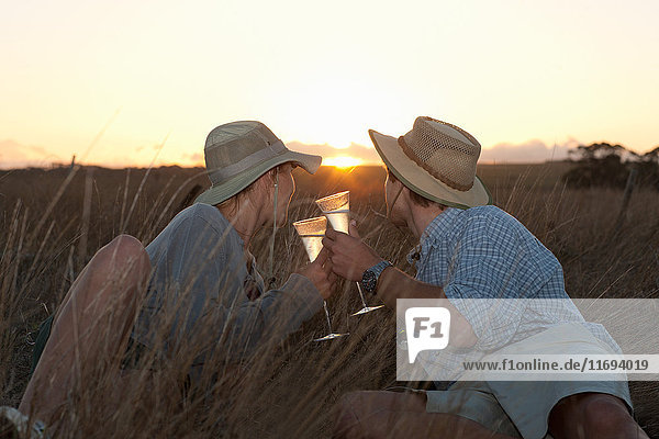 Ein Paar trinkt Wein auf Safari  Stellenbosch  Südafrika