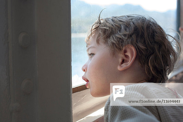 Junge schaut aus dem Fährfenster