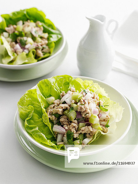 Teller mit Reis und Gemüse in Salat