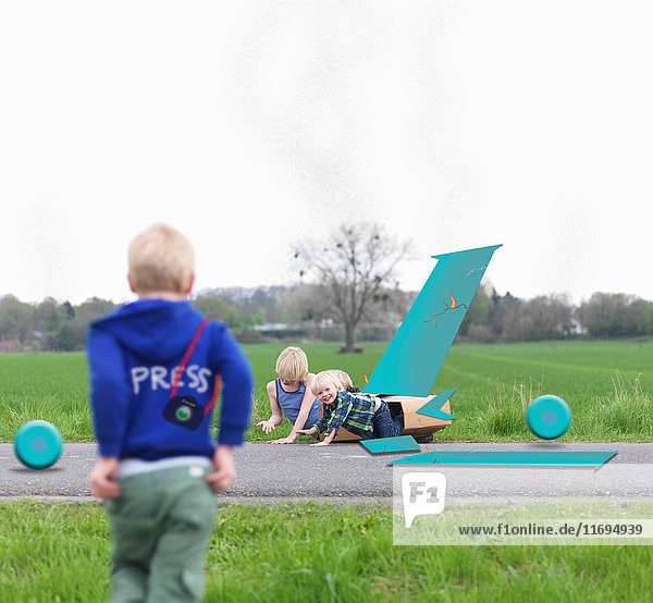 Gemeinsam spielende Kinder im kaputten Flugzeugmodell