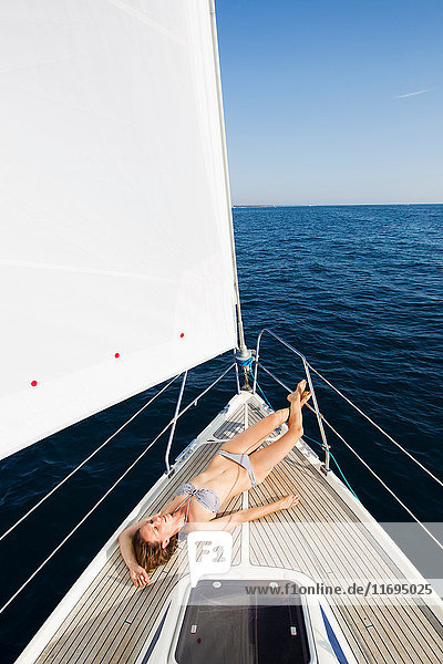Frau beim Sonnenbaden auf dem Boot