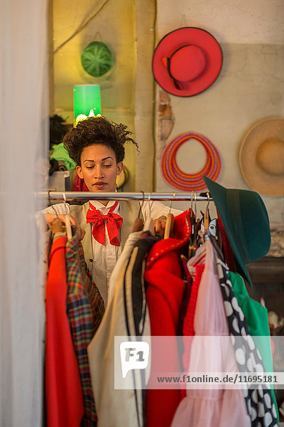 Frau beim Einkaufen im Bekleidungsgeschäft