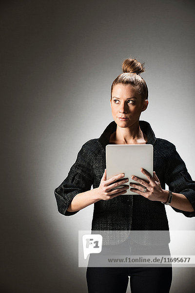 Geschäftsfrau mit Tablet-Computer