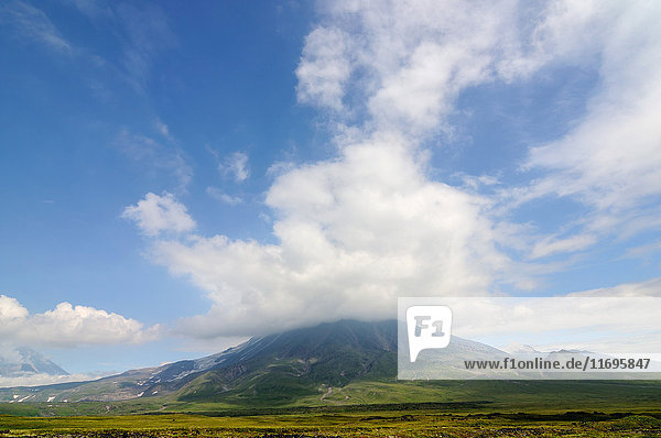 Vulkan Tolbachik in Wolken  Halbinsel Kamtschatka  Russland