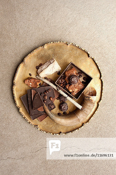 Platte mit Nüssen und Schokolade