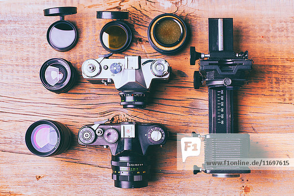 Kameras und Objektive auf einem Holztisch
