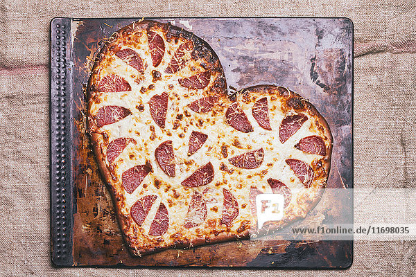 Herzförmige Pizza in der Pfanne