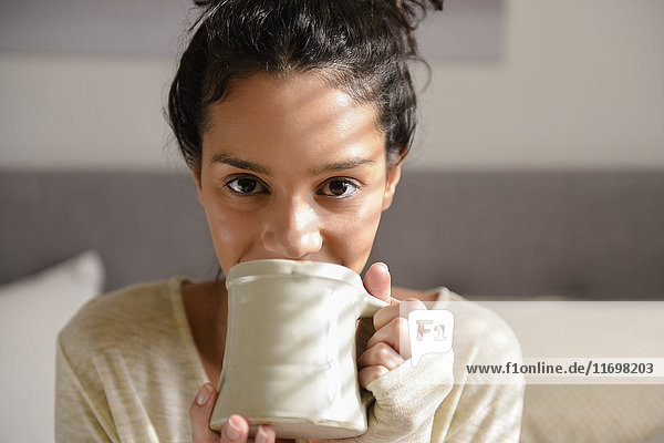 Hispanische Frau trinkt Kaffee