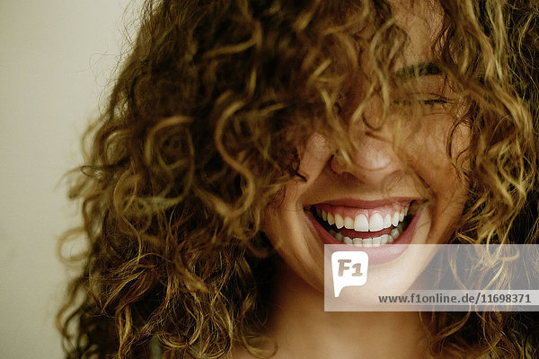 Porträt einer lachenden gemischtrassigen Frau
