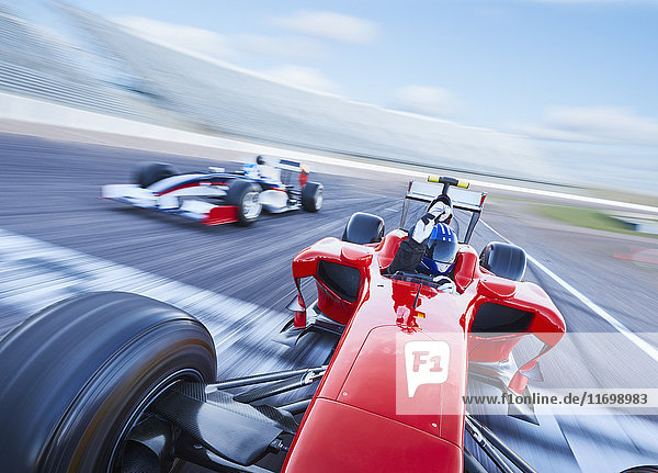Formel-1-Rennwagen überquert Ziellinie auf der Sportstrecke
