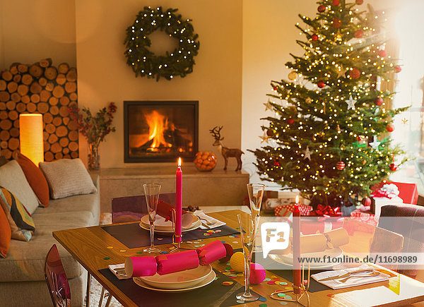 Ambientierter Esstisch  Kamin und Weihnachtsbaum im Wohnzimmer