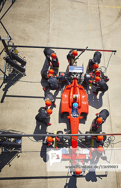 Overhead-Grubencrew bei der Arbeit am Formel-1-Rennwagen in der Boxengasse