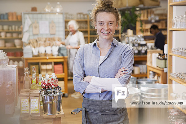 Porträt einer lächelnden Geschäftsinhaberin bei der Arbeit im Laden