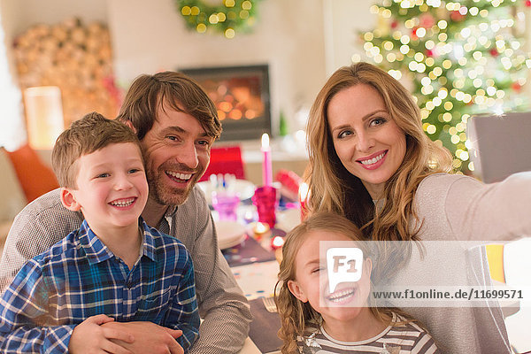 Familie macht Selfie am Weihnachtstisch