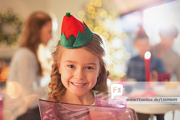 Portrait lächelndes Mädchen mit Weihnachtskrone aus Papier