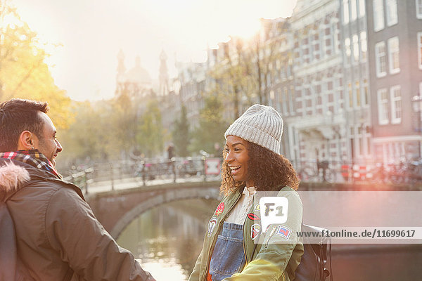 Junges Paar auf städtischer Herbstbrücke über den Kanal  Amsterdam