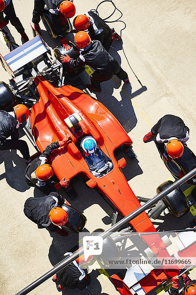 Overhead-Grubenmannschaft ersetzt Reifen auf Formel-1-Rennwagen in der Boxengasse