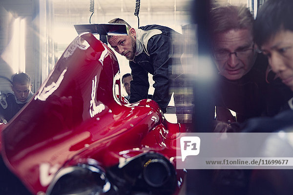 Boxencrew bei der Arbeit am Formel-1-Rennwagen in der Reparaturwerkstatt