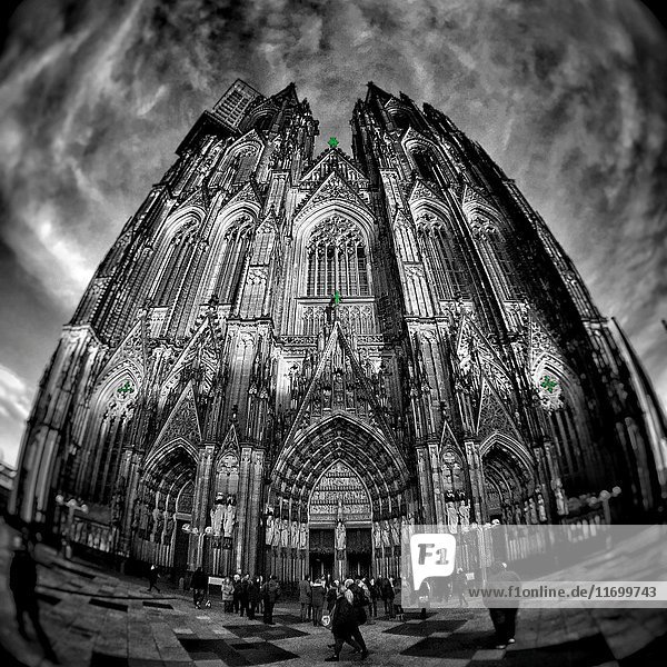 Niedriger Blickwinkel auf den Dom gegen den dramatischen Himmel  niedriger Blickwinkel  Köln  Deutschland