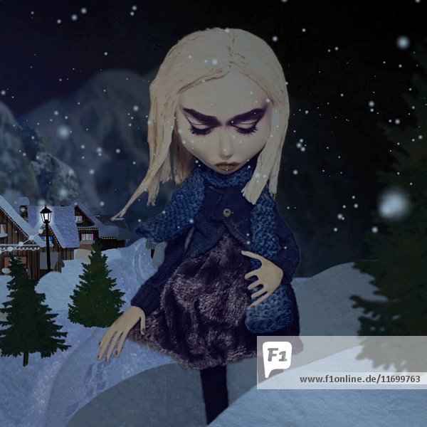 Puppenfigur einer Frau mit Kleid und Haaren  die in einer verschneiten Nacht im Wind wehen  Stop-Motion-Effekt