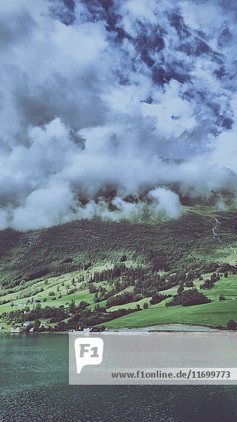 Wolken ziehen am Fjord vorbei  Norwegen