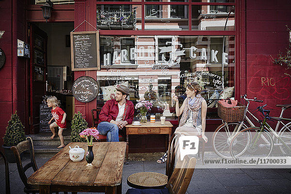 Deutschland  Hamburg  St. Pauli  Paar im Café sitzend  Kaffee trinkend