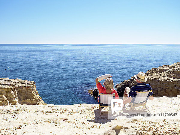 Spanien  Andalusien  Cabo de Gata  Rückansicht des Paares mit Blick aufs Meer