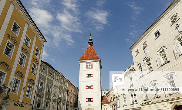 Österreich  Wels  Blick zum Ledererturm am Stadtplatz