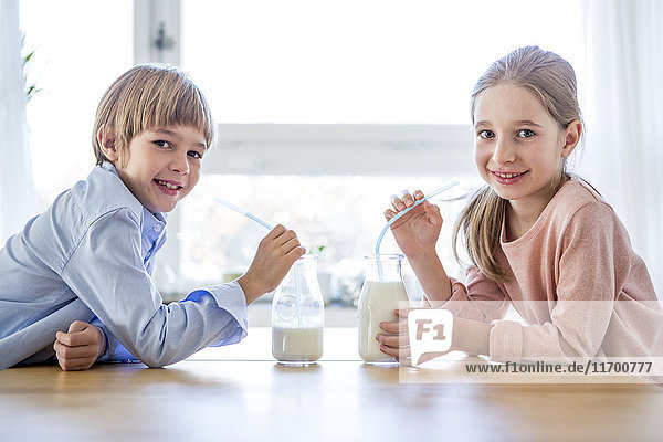 Bruder und Schwester trinken Milch