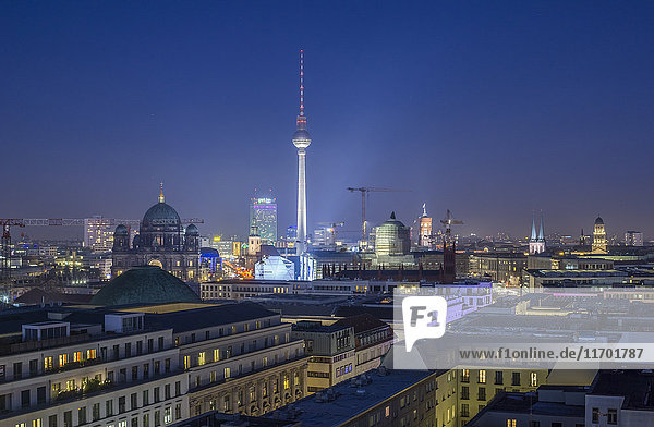 Deutschland  Berlin  Skyline mit Fernsehturm bei Nacht