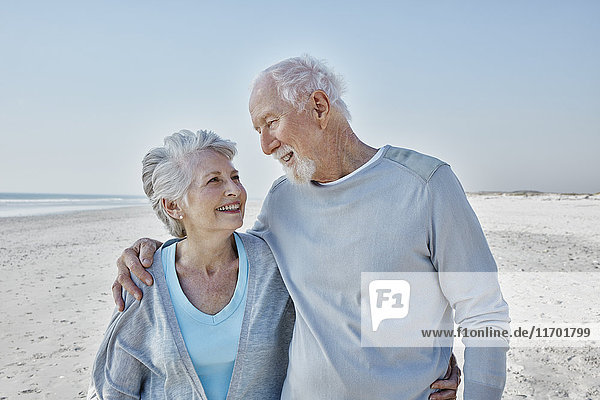 Lächelndes Seniorenpaar am Strand