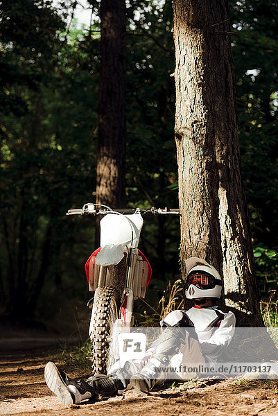 Italien  Motocross-Biker bei einer Pause im toskanischen Wald