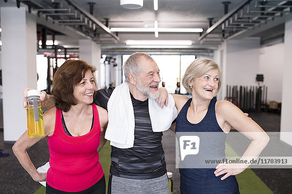 Gruppe von fitten Senioren im Fitnessstudio bei einer Pause