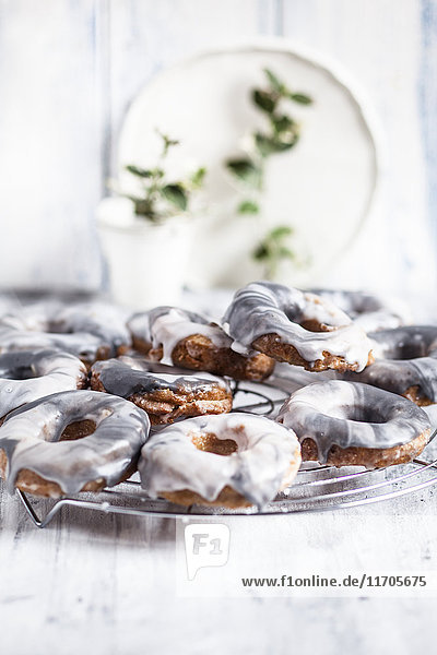 Hausgemachte Donuts mit Marmorglasur