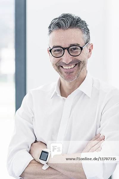 Porträt eines lächelnden Geschäftsmannes mit smartwatch und Brille