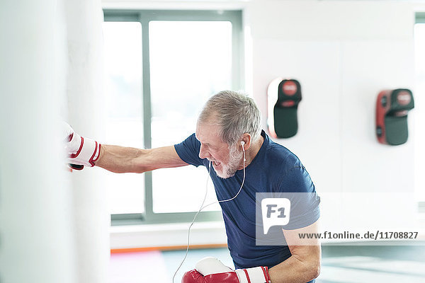 Fit Senior Mann in Boxhandschuhen kämpfen