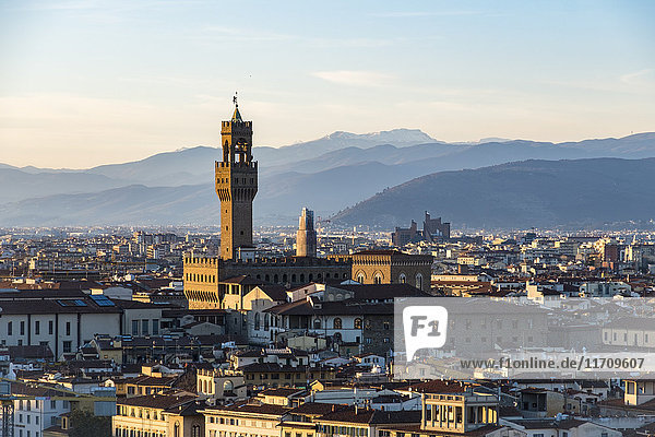 Italien  Florenz  Stadtbild mit Palazzo Vecchio bei Sonnenuntergang
