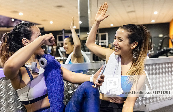 Zwei Frauen haben Spaß nach dem Training im Fitnessstudio