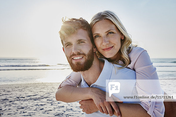 Porträt eines glücklichen Paares am Strand
