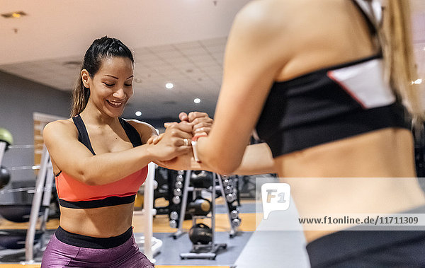 Zwei Frauen trainieren im Fitnessstudio