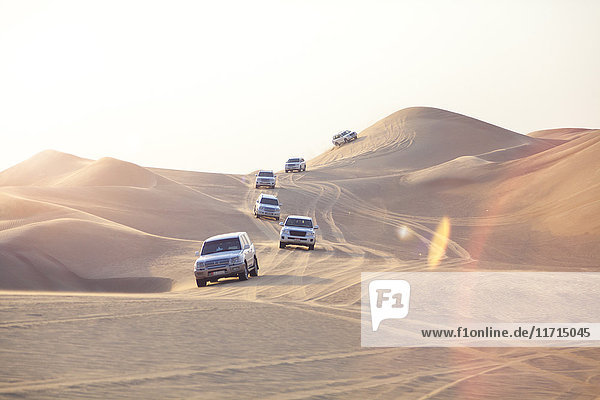 VAE  Geländewagen auf einer Wüstenfahrt zwischen Abu Dhabi und Dubai